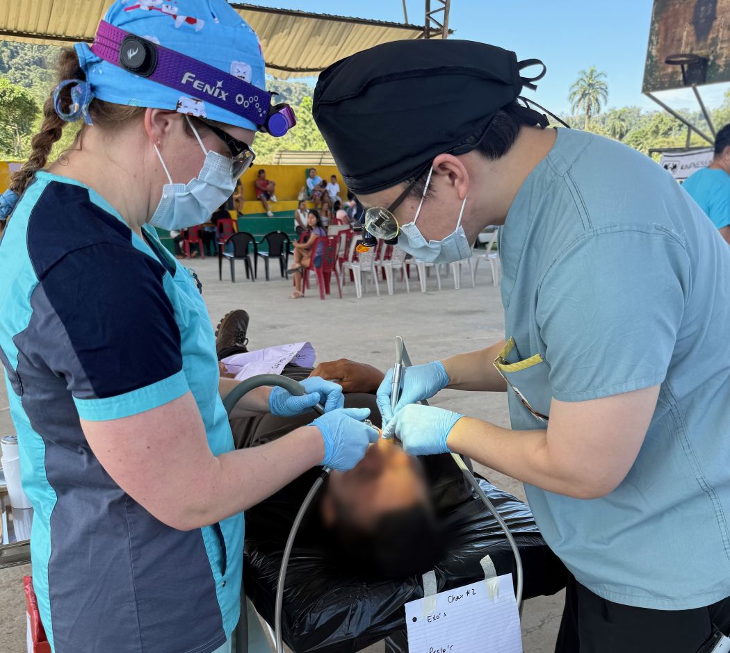 Dr. Allison Simpson and Allen Kim treat a patient in Ecuador. 
