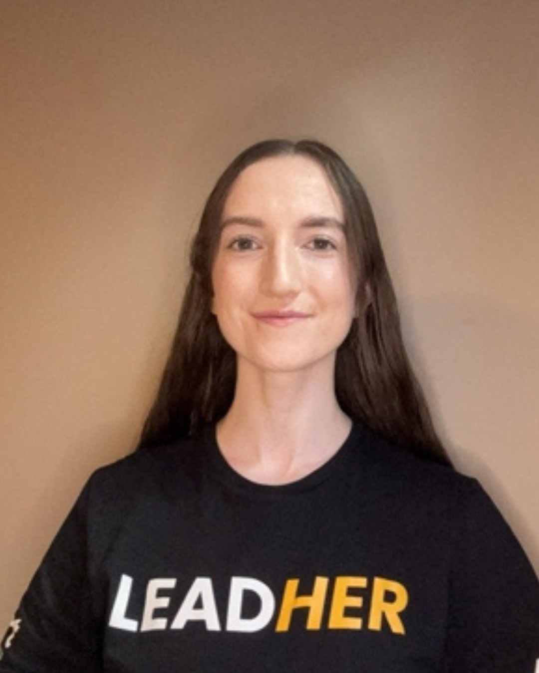 A head shot of Anastasia Yawrosky wearing a t-shirt that says LEADHER across the front.