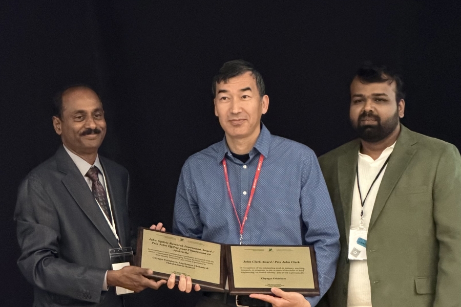 Chyngyz Erkinbaez (centre) and Thirukumaran Ramesh (right) receive awards at CSABE annual meeting. Photo supplied by Thirukumaran Rames