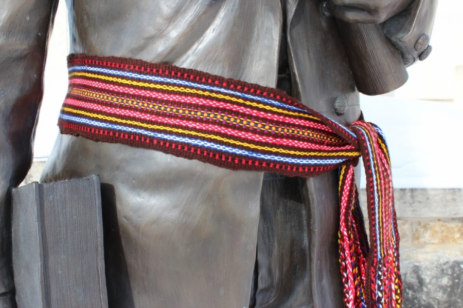 A close-up of the Louis Riel statue wearing a traditional Métis sash outside UM’s Indigenous Student Centre.