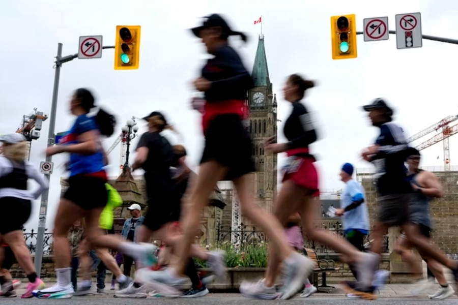 marathon runners near parliament hill ottawa