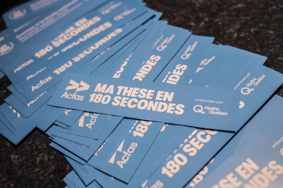 Blue coloured pieces of paper advertising the MT180 event. The text on the rectangles says in French: Ma thèse en 180 secondes and présentée par d'Hydro-Québec.
