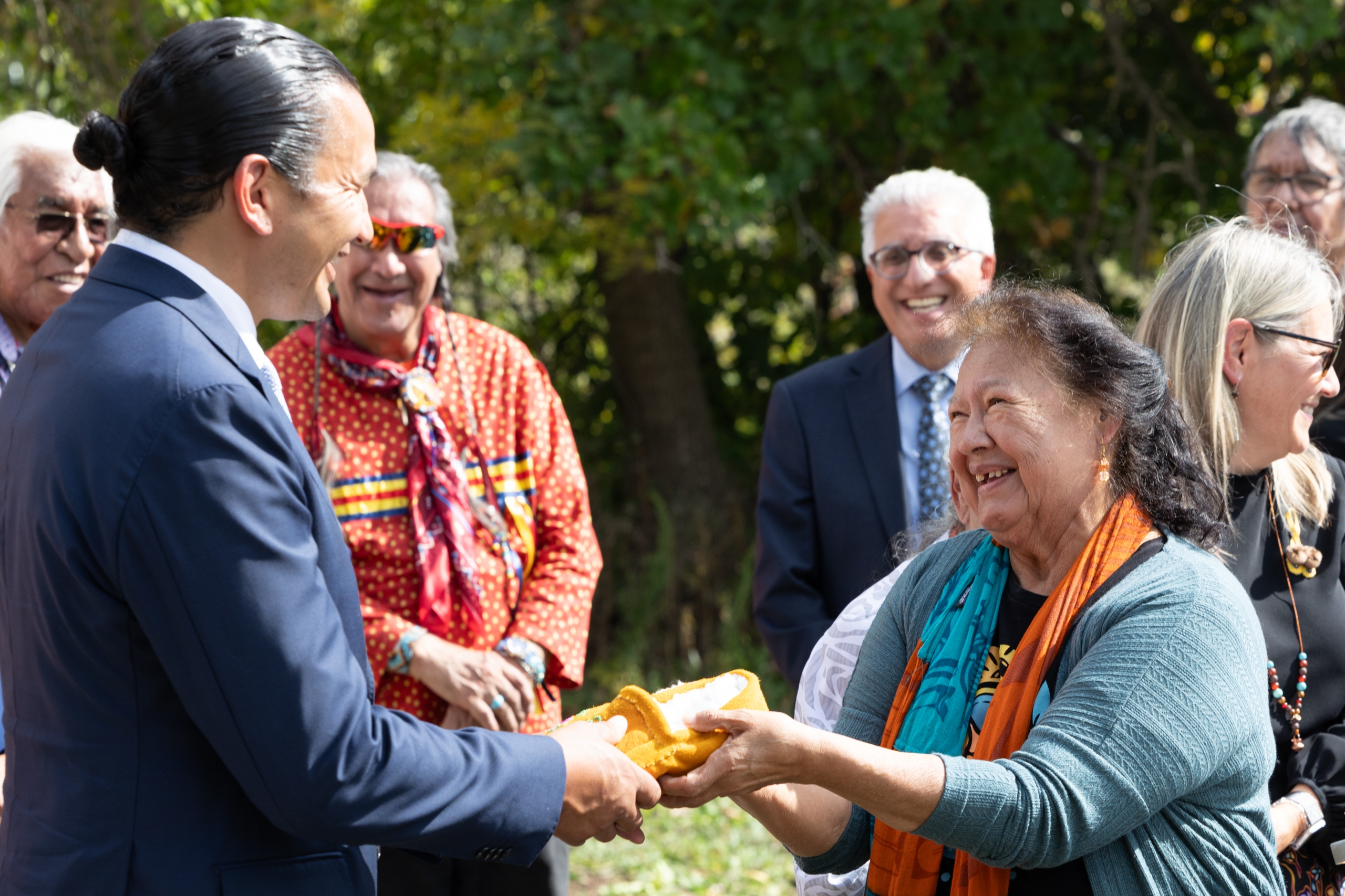 Elder Florence Paynter presenting a gift to Premier Wab Kinew
