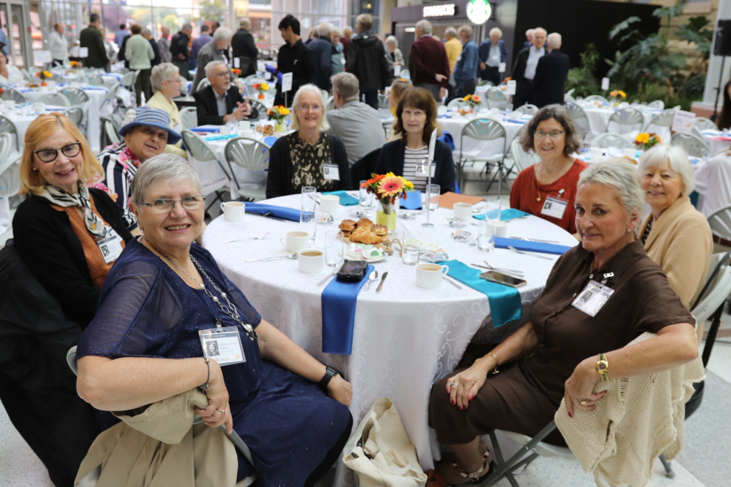 Eight alumni sit around a table. 