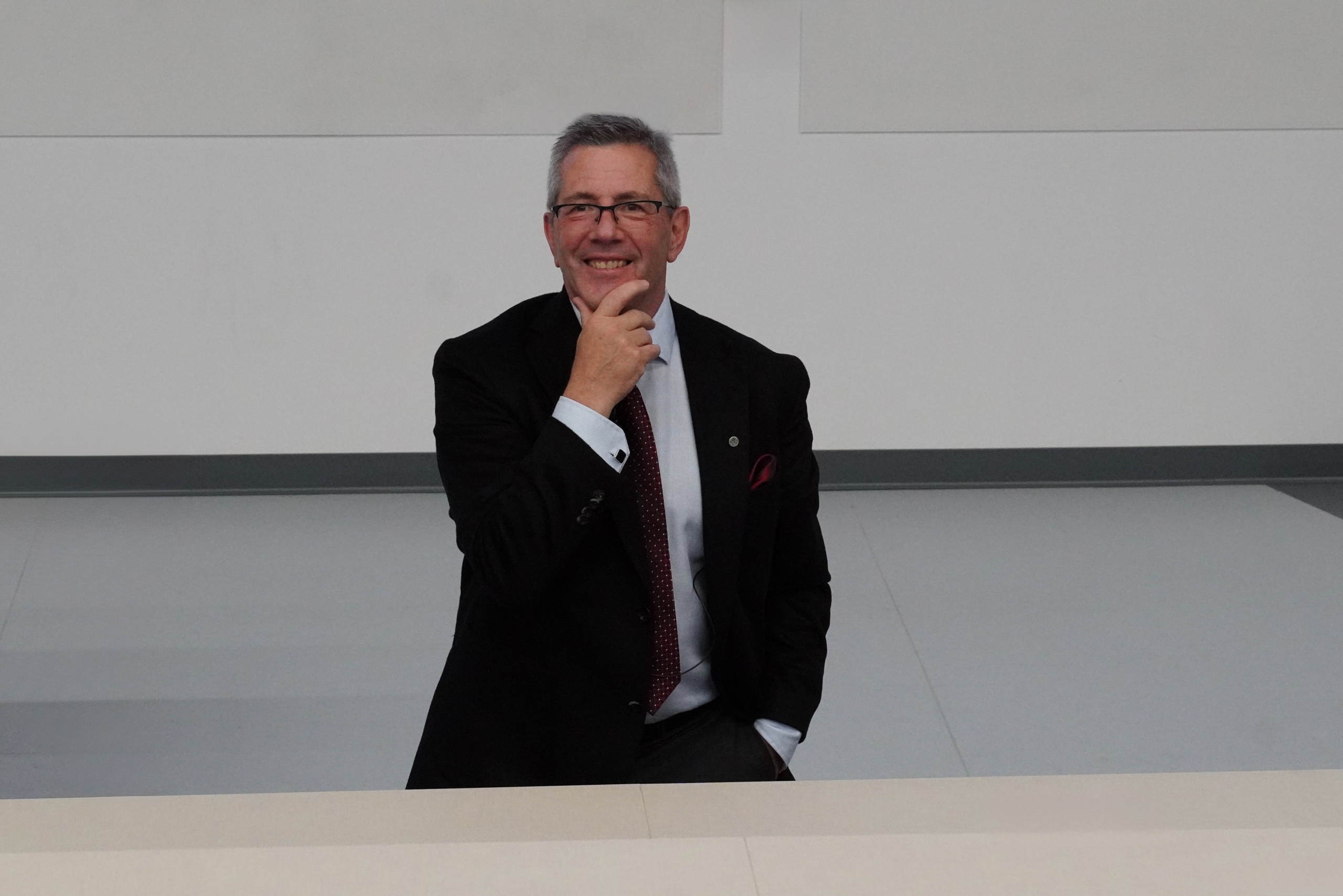 Dr. Paul Hébert, president of the Canadian Institutes of Health Research, during his visit to UM