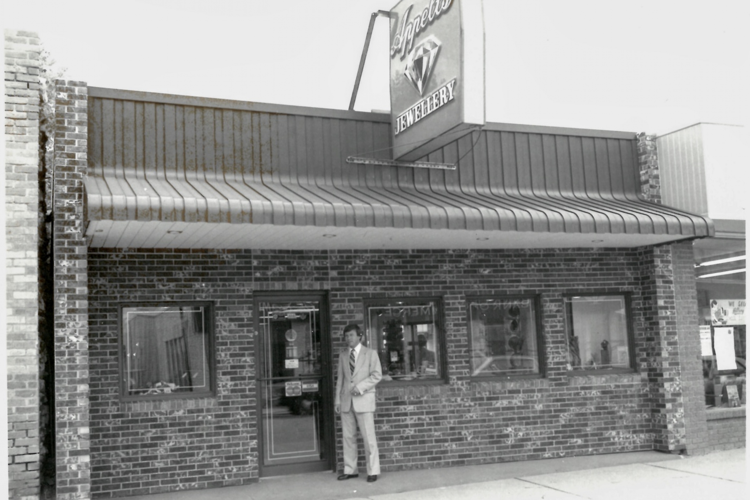 A black and white picture of an old Appelt's Diamonds store