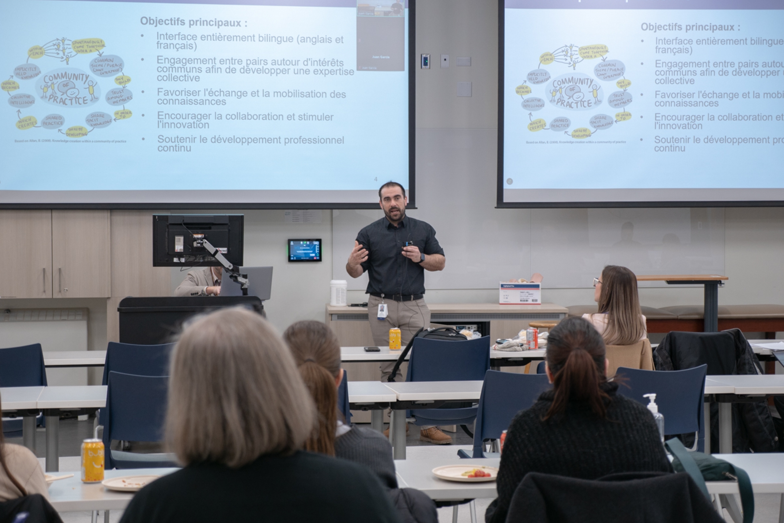 A person presenting to a group of people, behind is a screen that displayed a presentation titled "Vision pour la plateforme"
