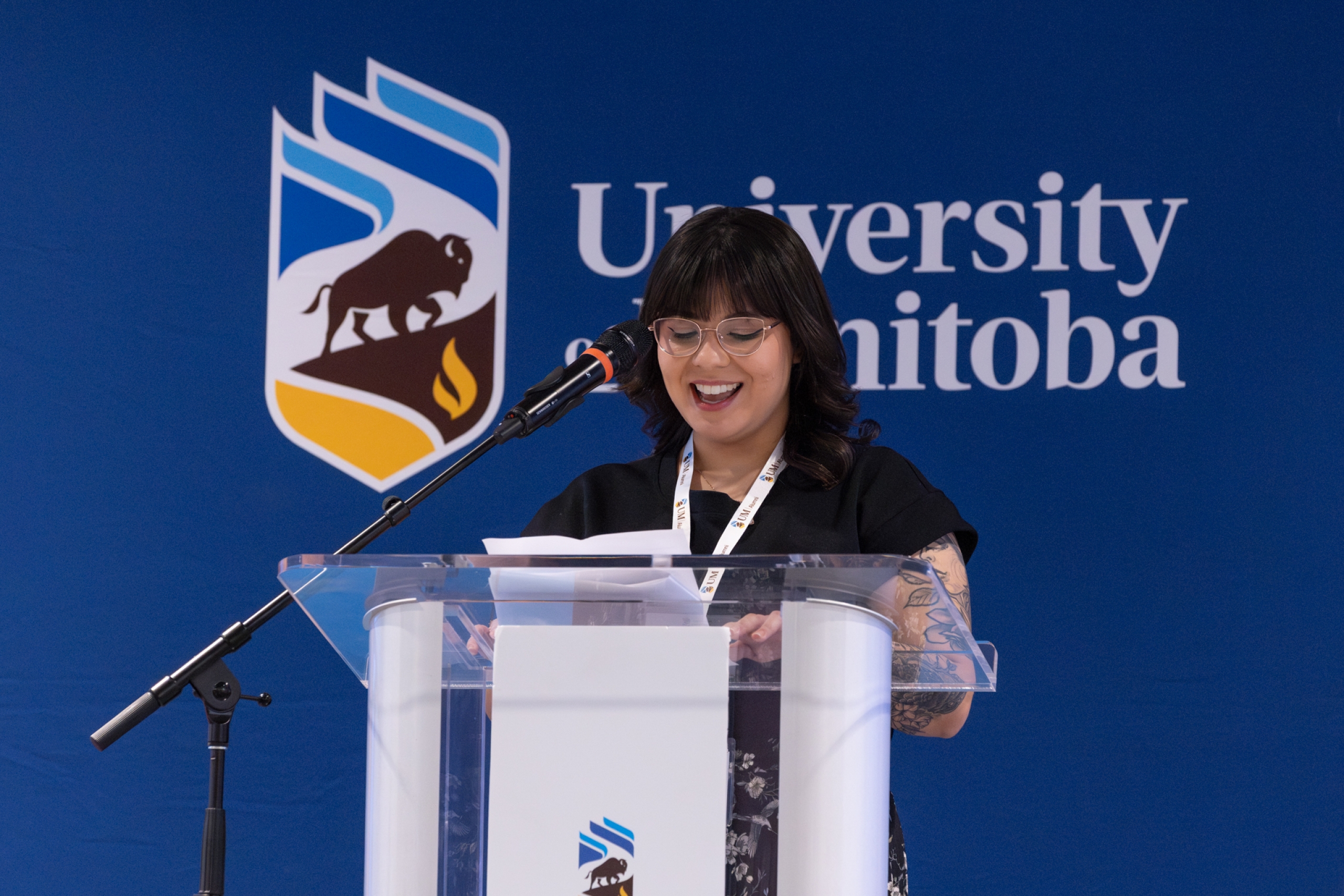 Luma Lopes speaking at a podium