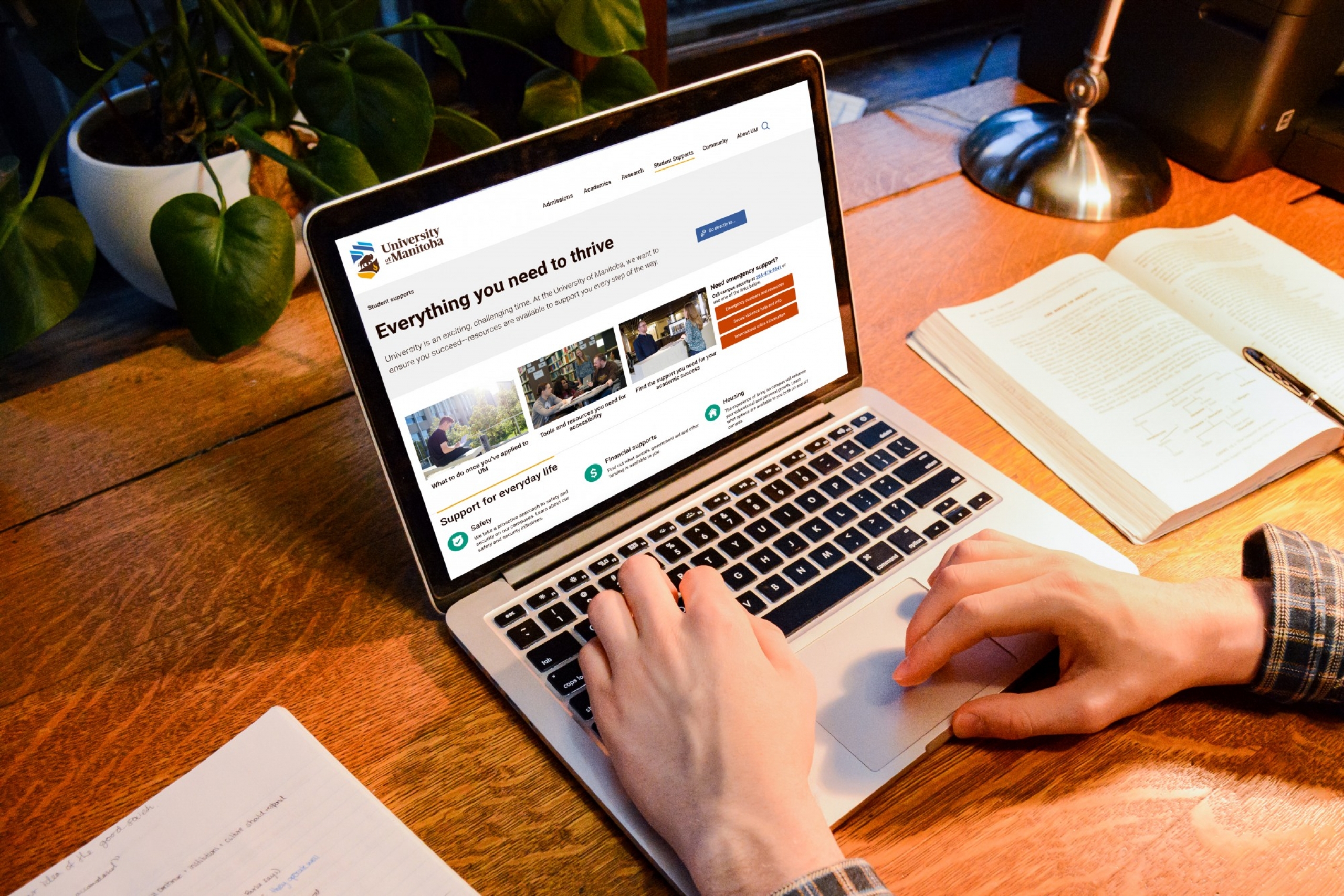 Hands on a laptop showing the umanitoba website.