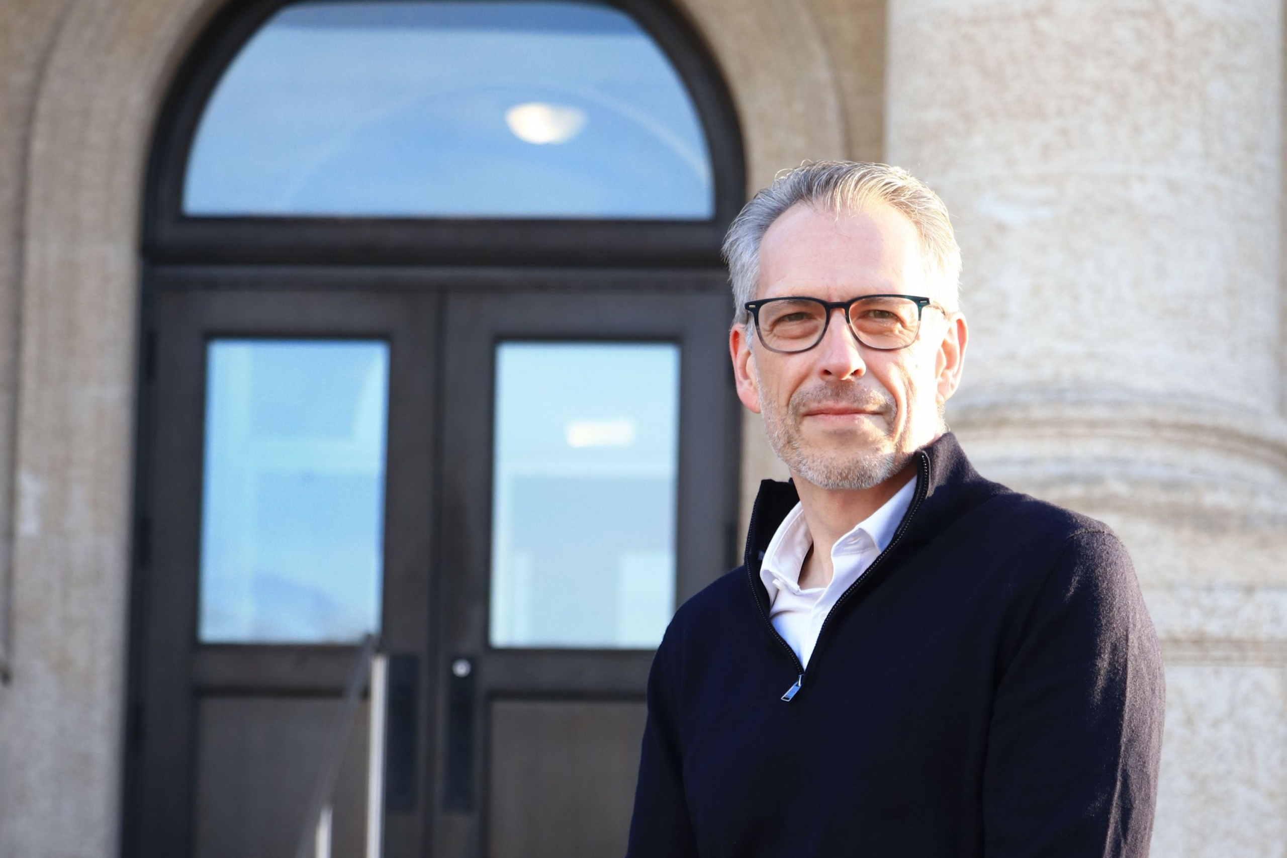 Dr. Hans-Joachim Wieden standing in front of UM admin building