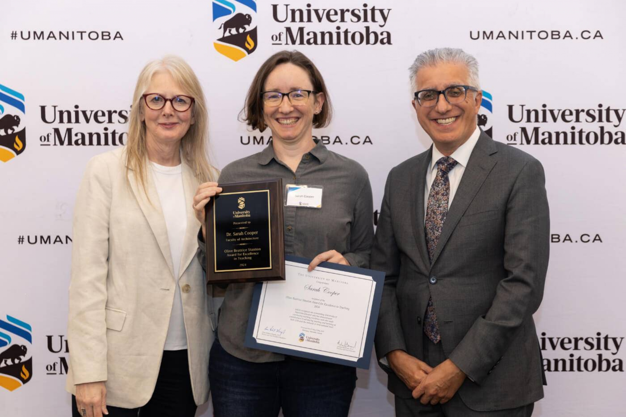 Diane Hiebert-Murphy and Michael Benarroch present award certificate to Sarah Cooper