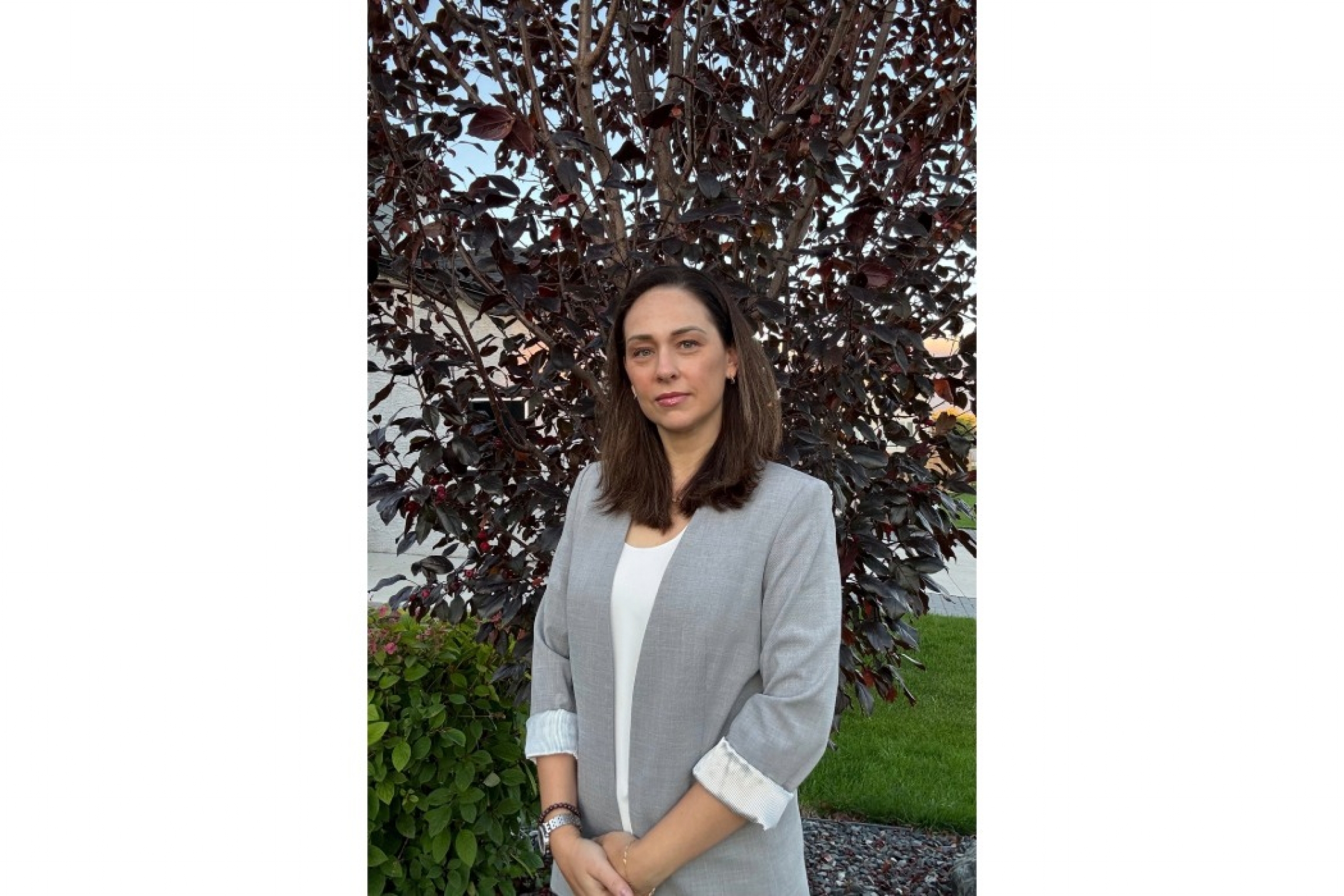 Yael Gelfman standing in front of trees.