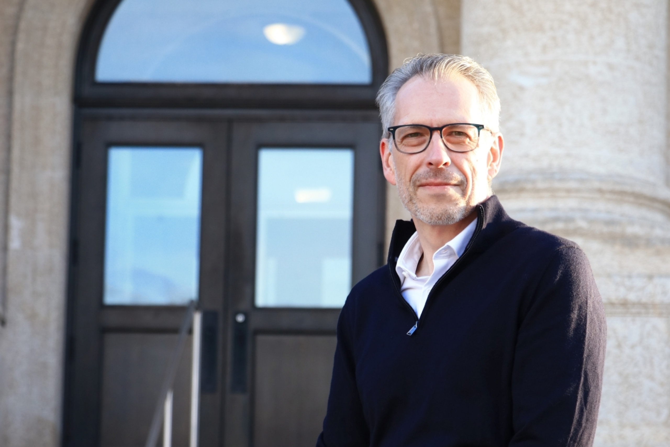 Dr. Hans-Joachim Wieden standing in front of UM admin building