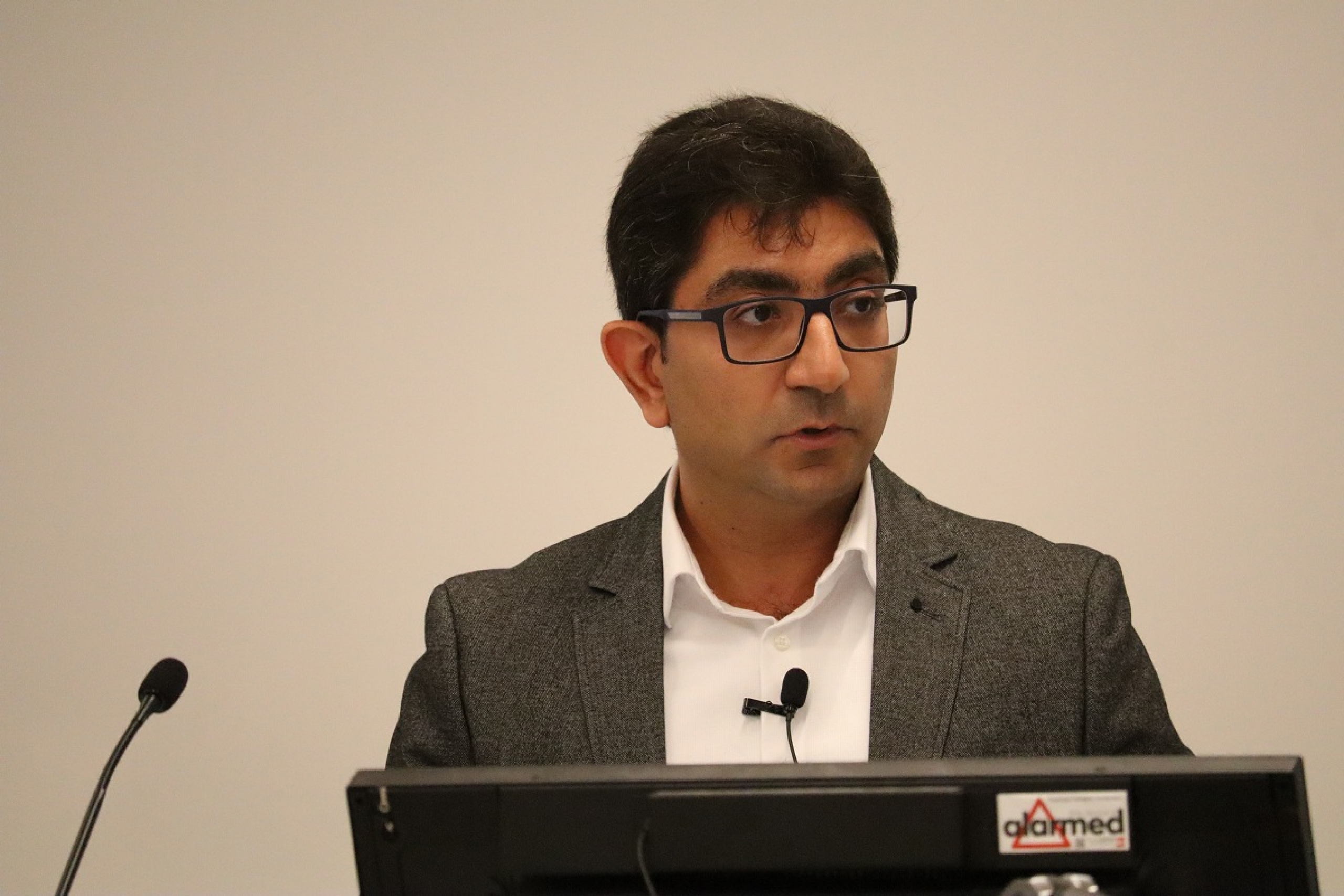 Dr. Mojtaba Hosseini speaks at the Manitoba Student Health Research Forum.