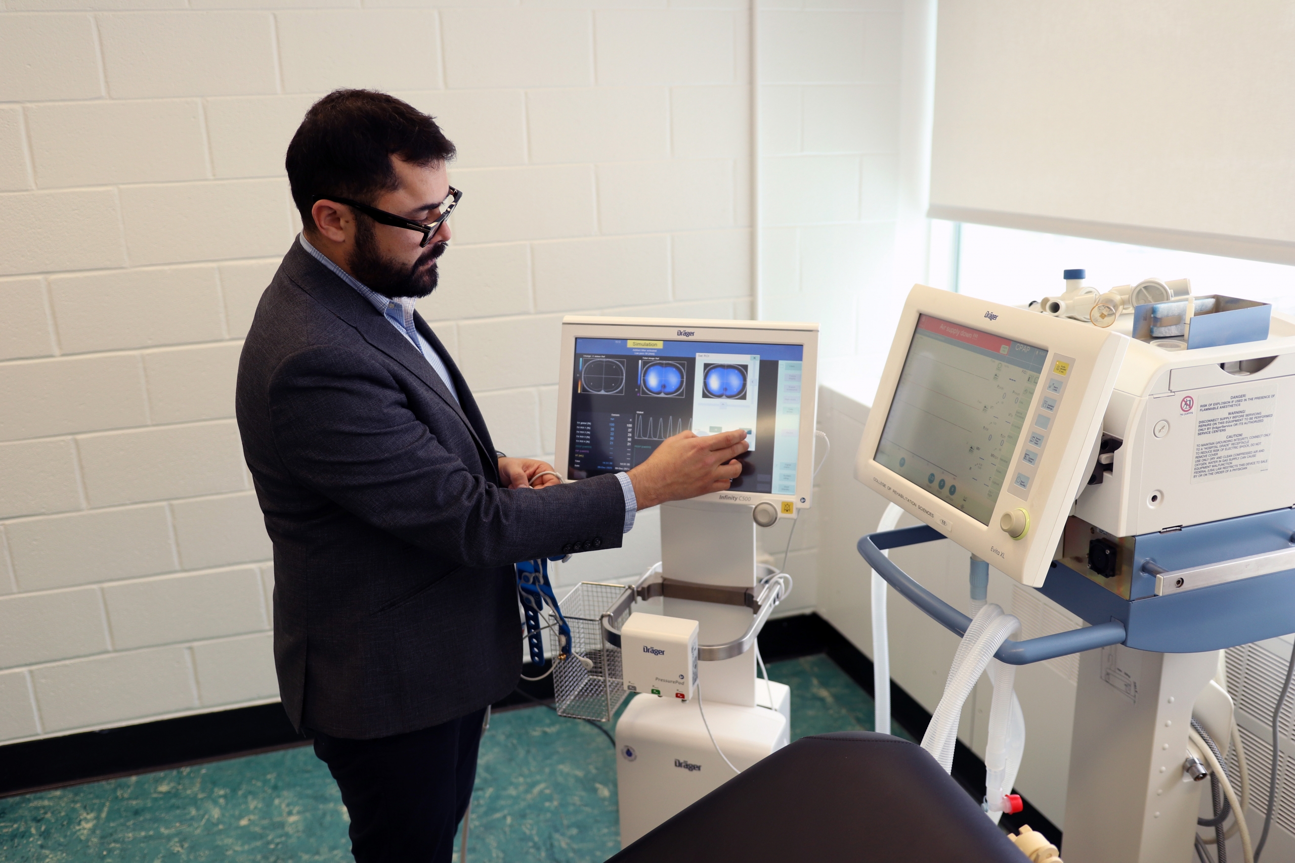 Mayson Sousa demonstrates a ventilation machine.