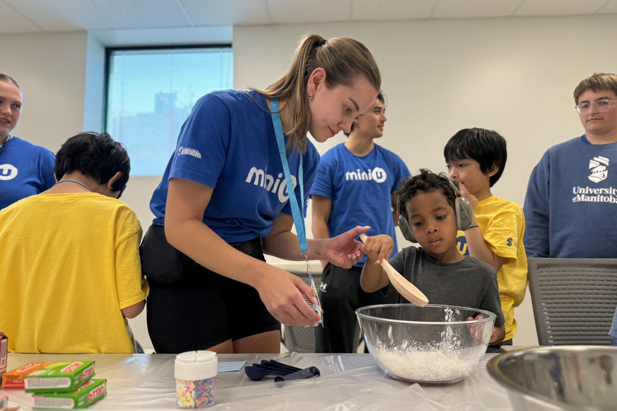 Jensyn Woitas assists campers with creating homemade slime.