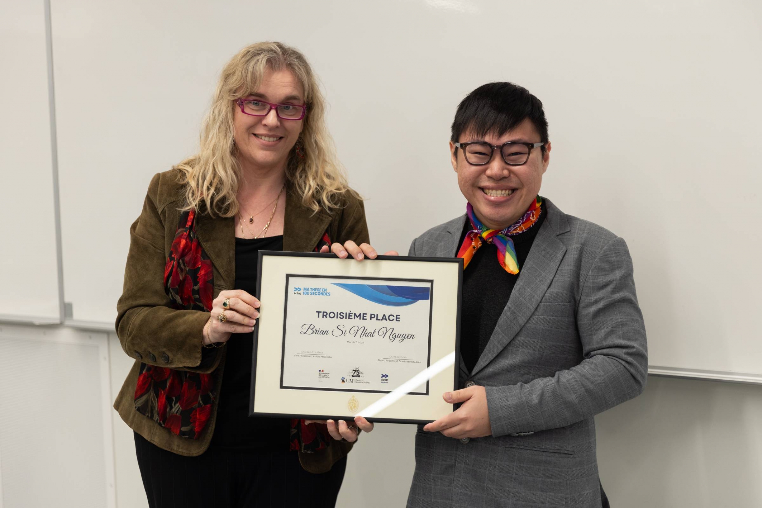 Brian Si Nhat Nguyen receiving an award.