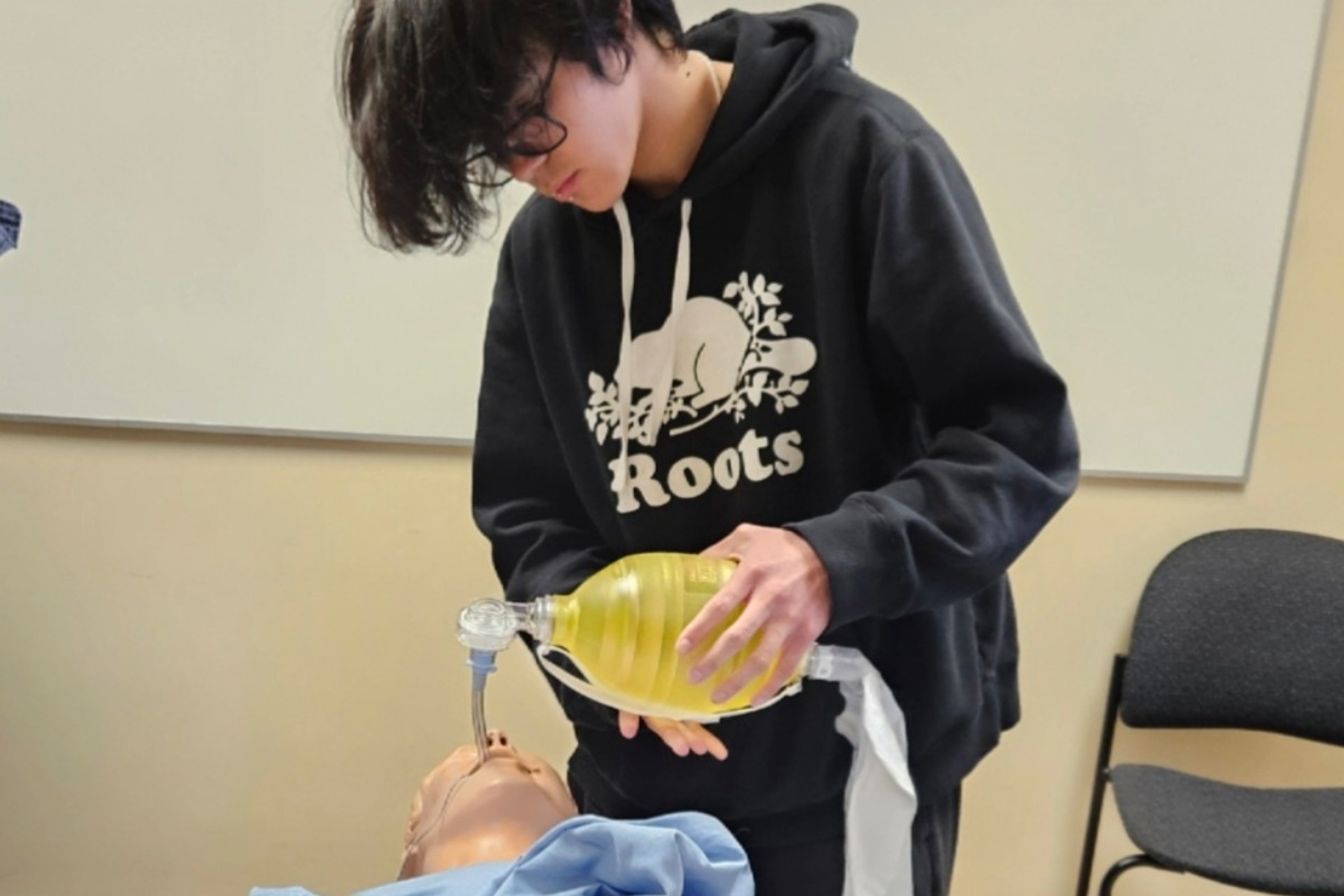 A student intubating a mannikin.