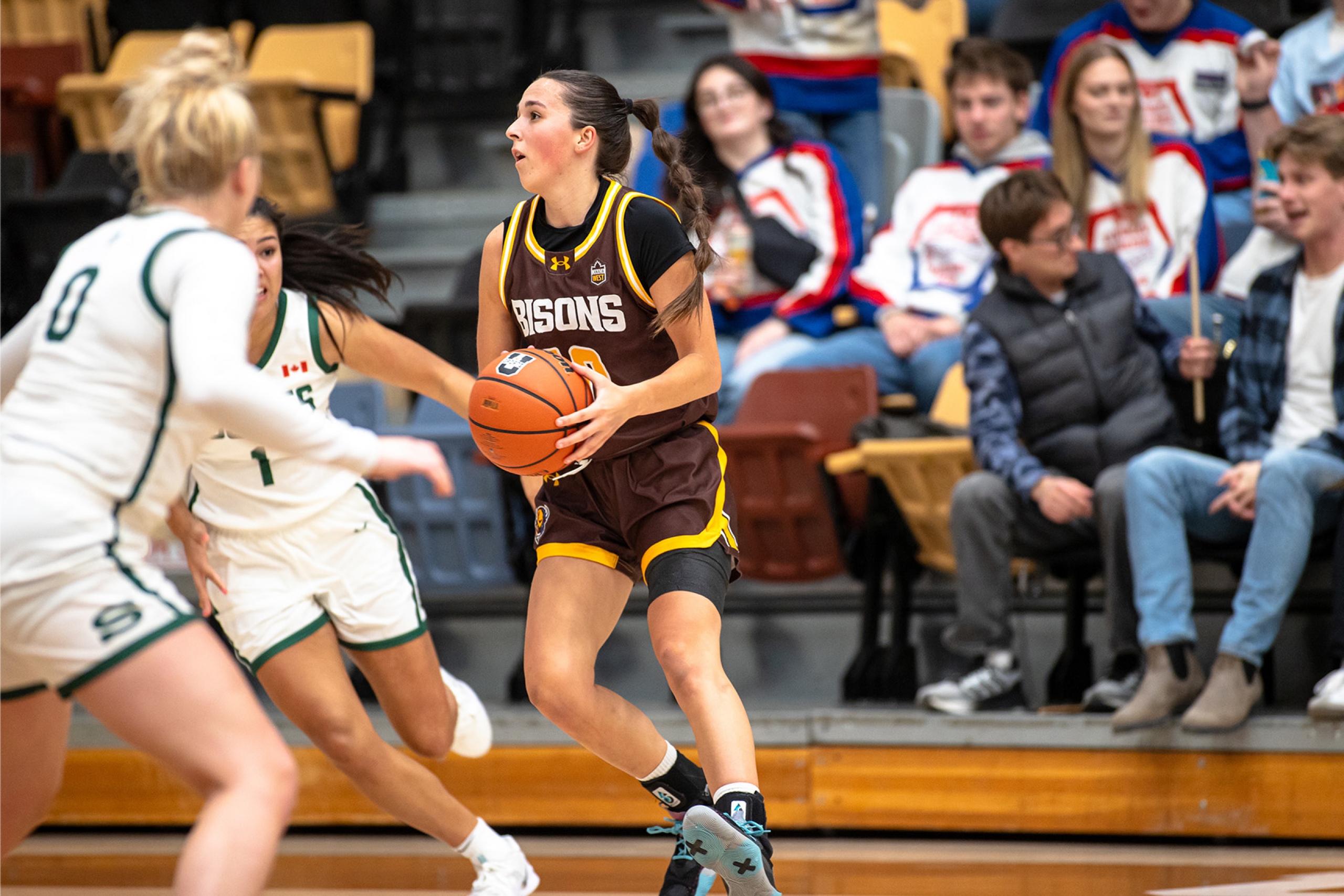 A Bisons women's basketball plary mid game.