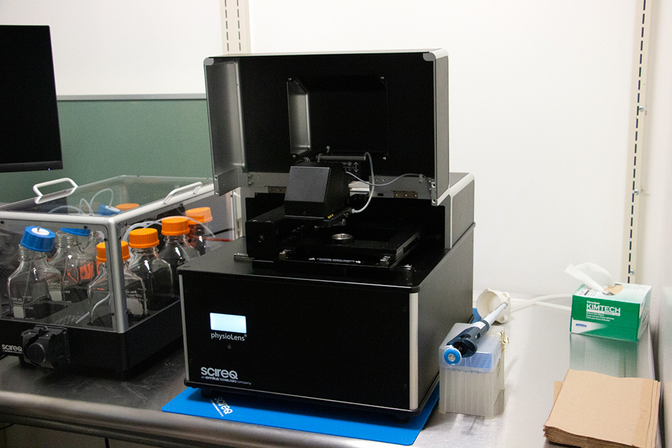 a medical measuring device that examines lung tissue