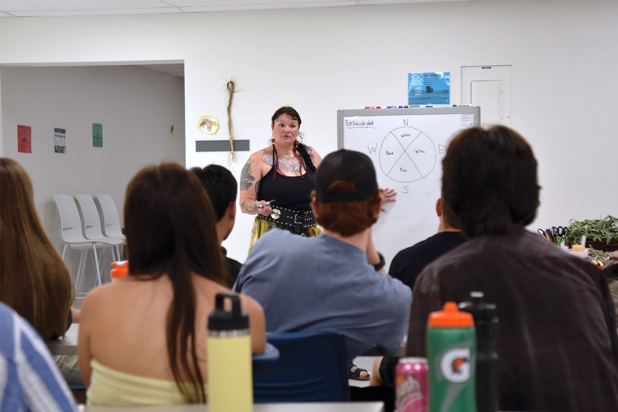 Farelle Bernier giving a workshop to Wawatay students.