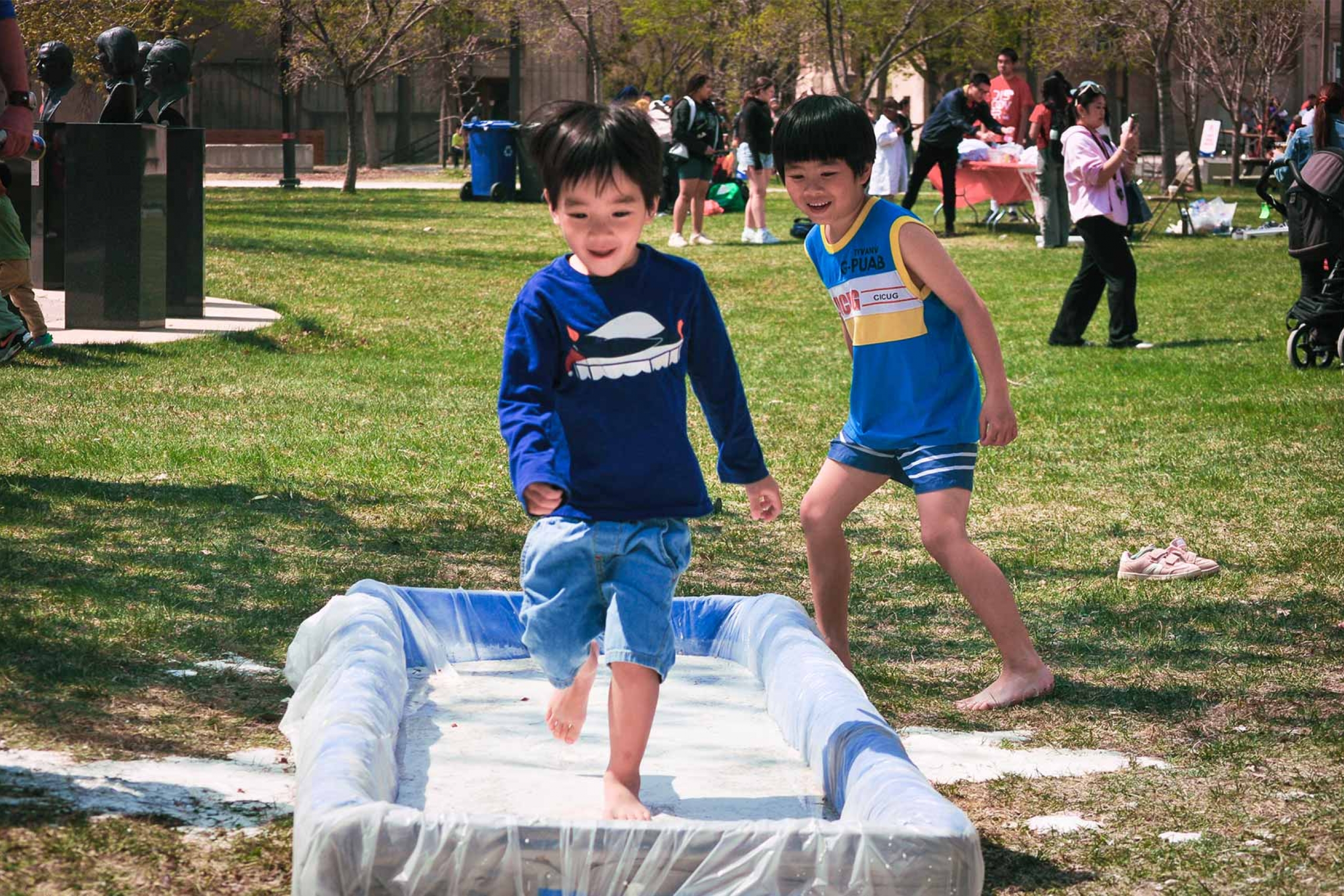 A kid enjoying the oobleck run.
